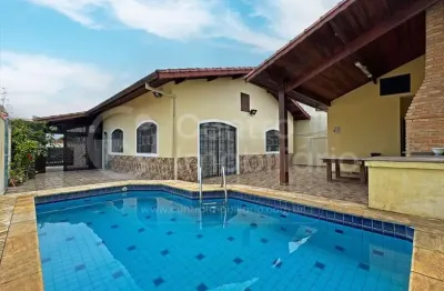 Casa à venda com piscina e 3 quartos em peruíbe, no bairro jardim ribamar