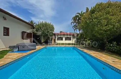 Casa à venda com piscina e 3 quartos em peruíbe, no bairro parque balneario oasis