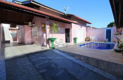 Casa à venda com piscina e 3 quartos em peruíbe, no bairro jardim três marias