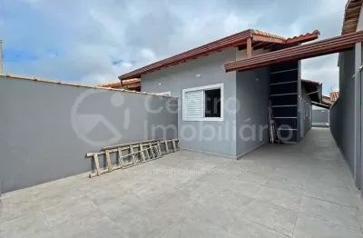 Casa à venda com piscina e 2 quartos em peruíbe, no bairro balneario josedy