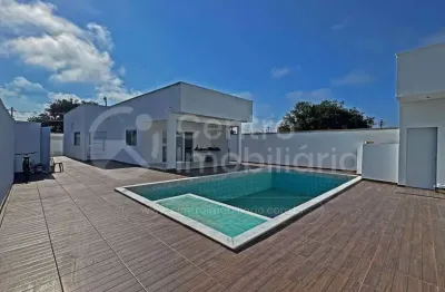 Casa à venda com piscina e 3 quartos em peruíbe, no bairro maria h novaes