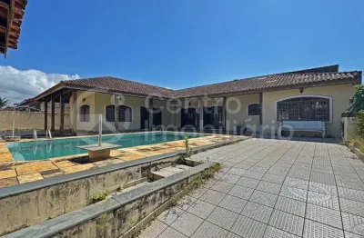 Casa à venda com piscina e 4 quartos em peruíbe, no bairro jardim imperador