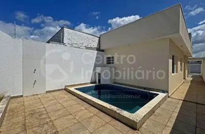 Casa à venda com piscina e 3 quartos em peruíbe, no bairro parque d aville