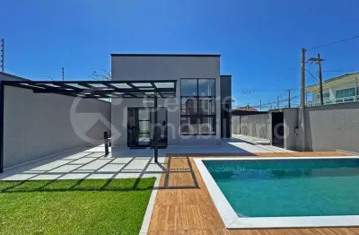 Casa à venda com piscina e 3 quartos em peruíbe, no bairro belmira novaes