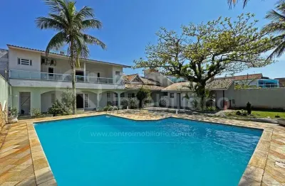 Casa à venda com piscina e 3 quartos em peruíbe, no bairro balneario josedy
