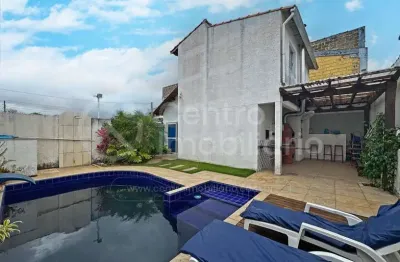 Casa à venda com piscina e 3 quartos em peruíbe, no bairro parque turistico