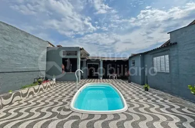 Casa à venda com piscina e 2 quartos em peruíbe, no bairro balneario sao joao batista