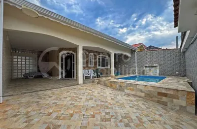 Casa à venda com piscina e 3 quartos em peruíbe, no bairro balneario barra de jangada