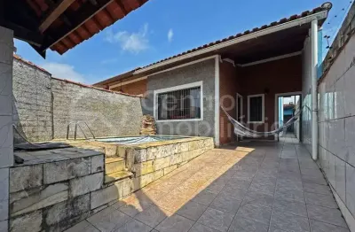 Casa à venda com piscina e 3 quartos em peruíbe, no bairro jardim ribamar