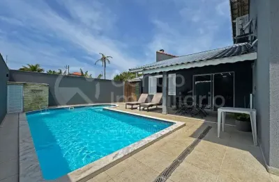 Casa à venda com piscina e 3 quartos em peruíbe, no bairro parque d aville