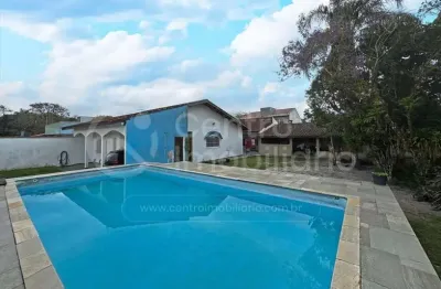 Casa à venda com piscina e 3 quartos em peruíbe, no bairro balneário casa blanca