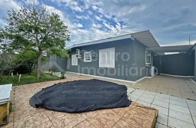 Casa à venda com piscina e 3 quartos em peruíbe, no bairro jardim icaraiba