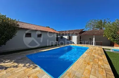 Casa à venda com piscina e 2 quartos em peruíbe, no bairro jardim três marias
