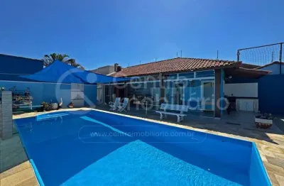 Casa à venda com piscina e 3 quartos em peruíbe, no bairro parque balneario oasis