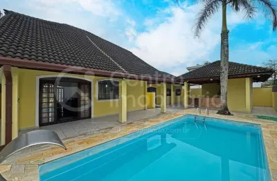 Casa à venda com piscina e 4 quartos em peruíbe, no bairro parque balneario oasis