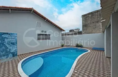 Casa à venda com piscina e 3 quartos em peruíbe, no bairro jardim ribamar