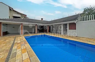 Casa à venda com piscina e 3 quartos em peruíbe, no bairro cidade nova peruíbe