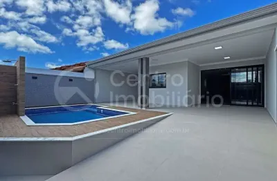 Casa à venda com piscina e 3 quartos em peruíbe, no bairro parque balneario oasis