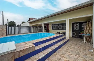 Casa à venda com piscina e 3 quartos em peruíbe, no bairro jardim beira mar