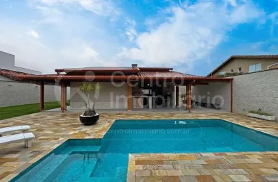 Casa à venda com piscina e 3 quartos em peruíbe, no bairro maria h novaes