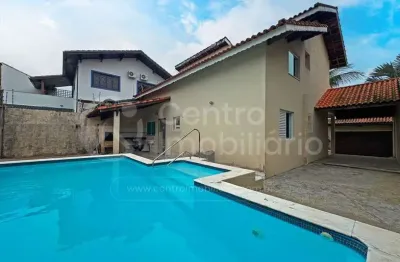 Casa à venda com piscina e 3 quartos em peruíbe, no bairro estancia sao jose