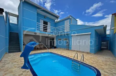 Casa à venda com piscina e 3 quartos em peruíbe, no bairro jardim imperador