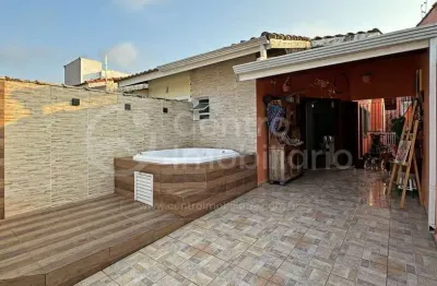 Casa à venda com piscina e 2 quartos em peruíbe, no bairro jardim peruibe