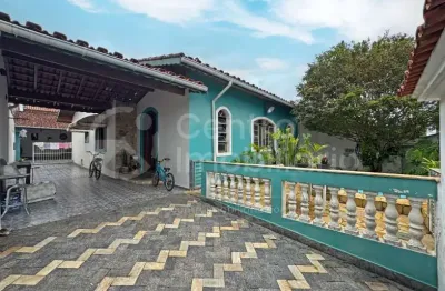 CASA à venda com piscina e 3 quartos em Peruíbe, no bairro Balneario Arpoador