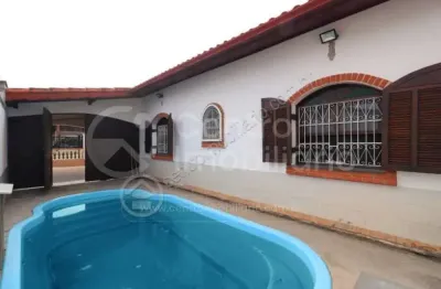 Casa à venda com piscina e 2 quartos em peruíbe, no bairro parque balneario oasis