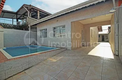 Casa à venda com piscina e 3 quartos em peruíbe, no bairro balneario barra de jangada