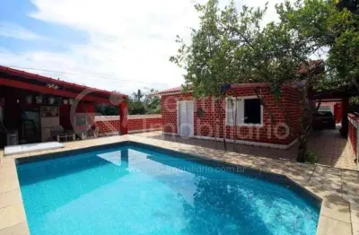 Casa à venda com piscina e 3 quartos em peruíbe, no bairro jardim sao luiz