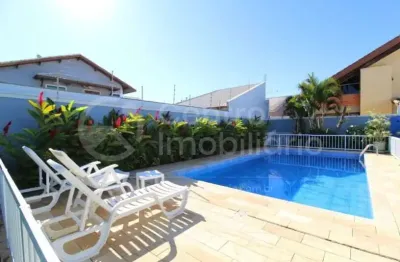 Casa à venda com piscina e 4 quartos em peruíbe, no bairro parque turistico