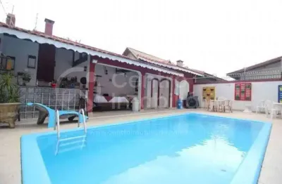 Casa à venda com piscina e 3 quartos em peruíbe, no bairro stella maris