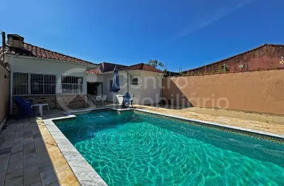 Casa à venda com piscina e 3 quartos em peruíbe, no bairro jardim beira mar