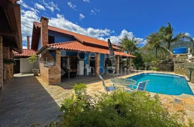 Casa à venda com piscina e 3 quartos em peruíbe, no bairro centro