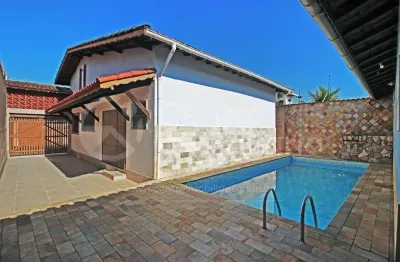 Casa à venda com piscina e 2 quartos em peruíbe, no bairro jardim beira mar