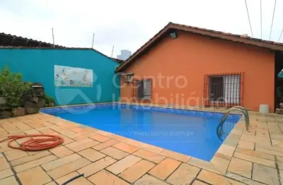 Casa à venda com piscina e 3 quartos em peruíbe, no bairro centro