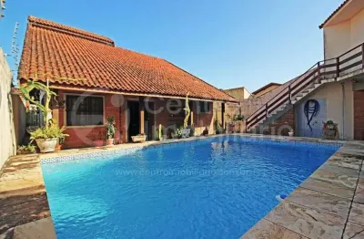 Casa à venda com piscina e 3 quartos em peruíbe, no bairro cidade nova peruíbe