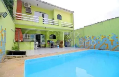 Casa à venda com piscina e 4 quartos em peruíbe, no bairro centro