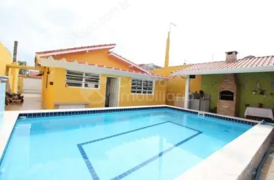 Casa à venda com piscina e 2 quartos em peruíbe, no bairro jardim ribamar