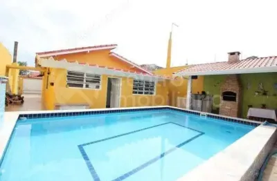 Casa à venda com piscina e 2 quartos em peruíbe, no bairro jardim ribamar