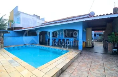 Casa à venda com piscina e 3 quartos em peruíbe, no bairro parque d aville