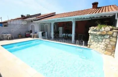 Casa à venda com piscina e 3 quartos em peruíbe, no bairro stella maris
