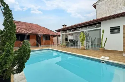 Casa à venda com piscina e 3 quartos em peruíbe, no bairro maria h novaes