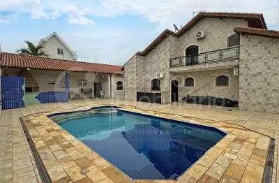 Casa à venda com piscina e 3 quartos em peruíbe, no bairro jardim três marias