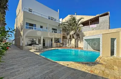 Casa à venda com piscina e 3 quartos em peruíbe, no bairro maria h novaes