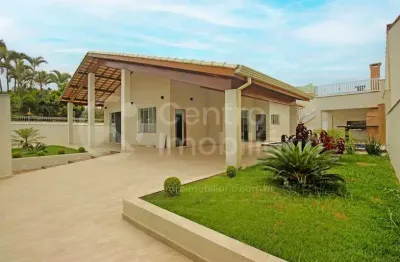 Casa à venda com piscina e 3 quartos em peruíbe, no bairro parque balneario oasis