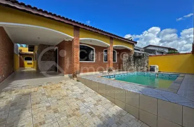 Casa à venda com piscina e 3 quartos em peruíbe, no bairro jardim star