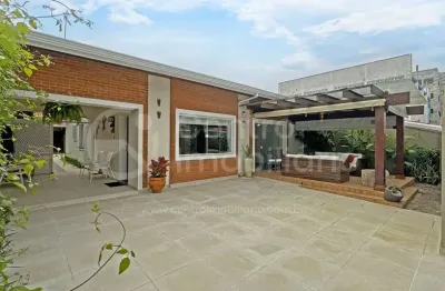 Casa à venda com piscina e 4 quartos em peruíbe, no bairro stella maris