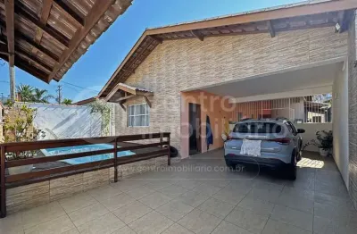 Casa à venda com piscina e 3 quartos em peruíbe, no bairro jardim ribamar